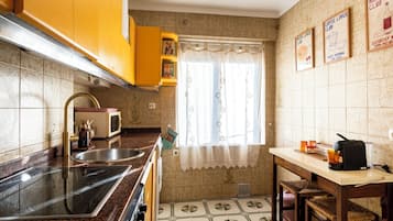 Frigorífico, microondas, placa de cocina y cafetera o tetera