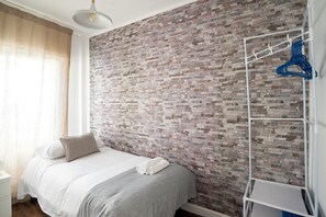 2 bedrooms, iron/ironing board, WiFi