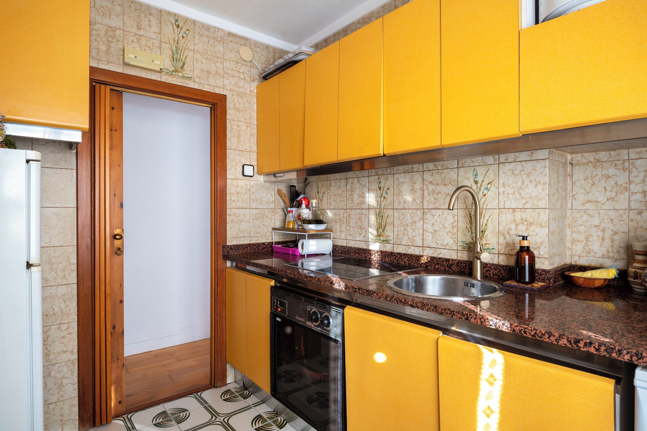 Refrigerador, microondas, parrilla de estufa y cafetera y tetera 