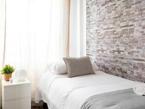 2 bedrooms, iron/ironing board, WiFi