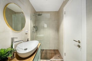 Shower, hair dryer, towels, shampoo - Netanya Beachside Retreat | Your Coastal Escape (Netanya)