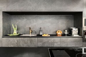 Kjøleskap, mikrobølgeovn, ovn og kokeplater