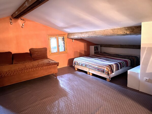 6 bedrooms, iron/ironing board, WiFi, bed sheets