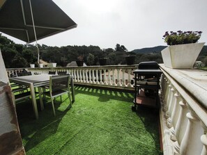Outdoor dining - Luxury Villa in Vallromanes - Nature, Pool, Views, Close to Barcelona & Beach. (Vallromanes)