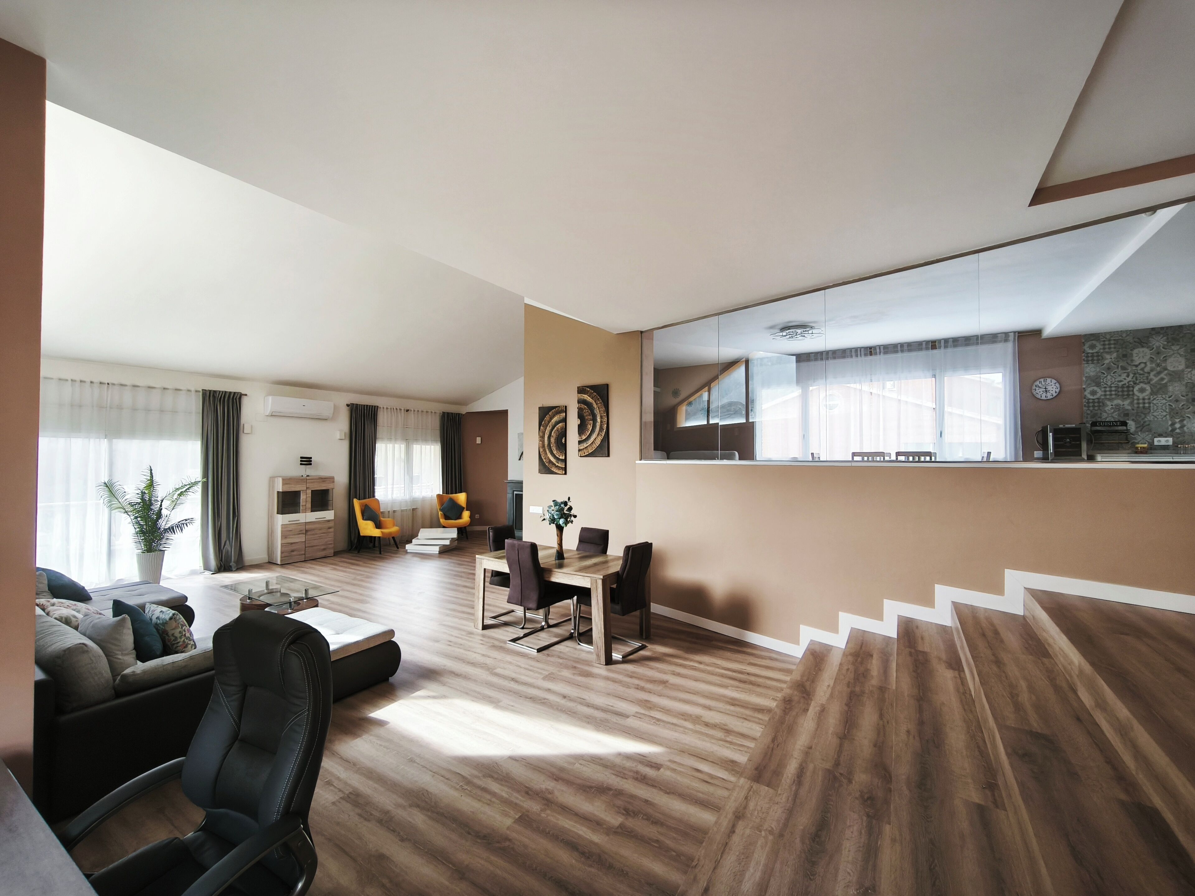 Een smart-tv en een open haard