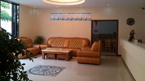 Una sala moderna con sofá, mesa de centro y una alfombra estampada.