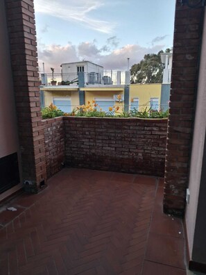 المنطقة المحيطة بالمنشأة