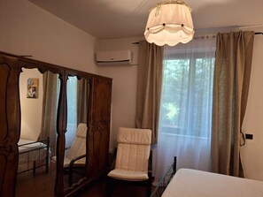 4 makuuhuonetta, silitysrauta/-lauta, ilmainen Wi-Fi, vuodevaatteet