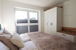 1 bedroom, travel crib