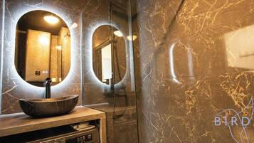 Douche, sĂšche-cheveux, serviettes fournies, savon