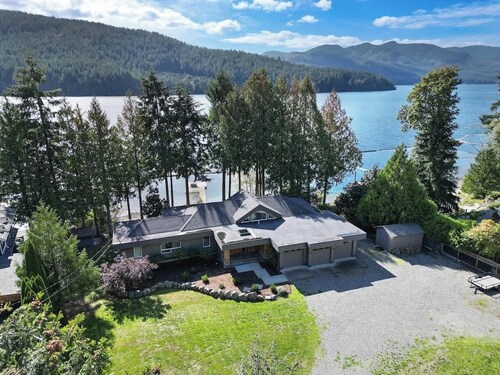Cowichan Lake Manor Lakefront Retreat