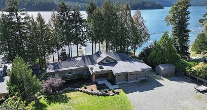 Cowichan Lake Manor Lakefront Retreat