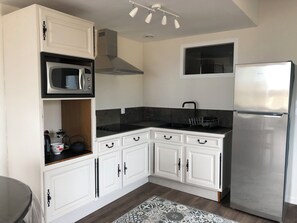 Fridge, microwave, stovetop, coffee/tea maker