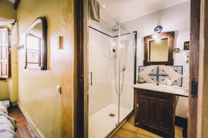 シャワー、ビデ、タオル、トイレットペーパー