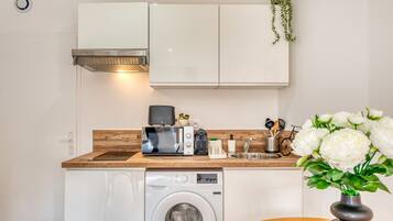 Fridge, microwave, stovetop, coffee/tea maker