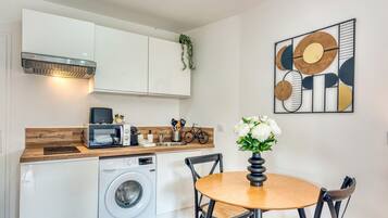 Fridge, microwave, stovetop, coffee/tea maker