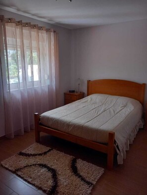 2 bedrooms, iron/ironing board, bed sheets - Teacher's House (Parada de bouro)