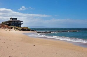 Perto da praia, espreguiçadeiras, toalhas de praia 