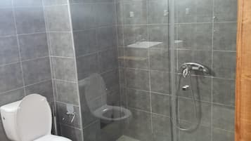 Habitación doble, balcón, vista al mar | Baño