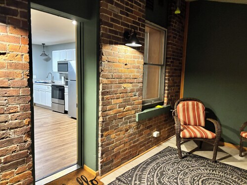 Apartment with WiFi above laundromat in Main Street in Lansing