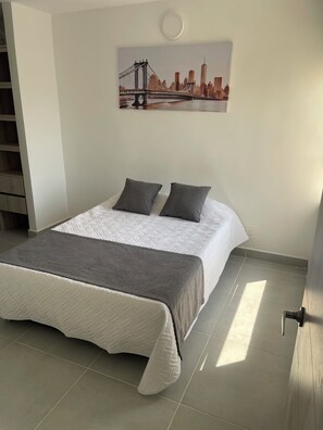2 bedrooms, desk, WiFi, bed sheets