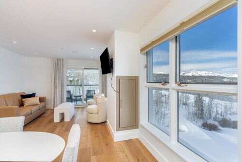 1 bedroom/2 bath Penthouse with Views, Private balconies, AC & Resort amenities