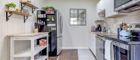 Een koelkast, een microgolfoven, een oven, een kookplaat