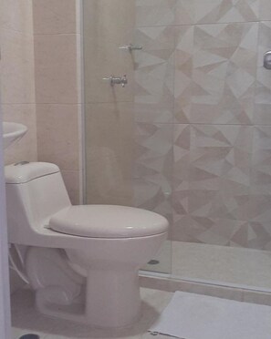 Shower, towels, soap, toilet paper - Apartahotel Plaza de ángel 74 - 2 bedroom apartment - 2 (Barranquilla)