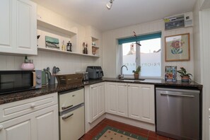 Lave-vaisselle, batterie de cuisine, vaisselle et ustensiles