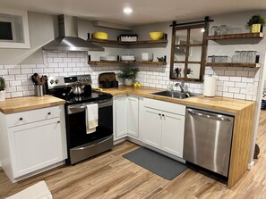 Fridge, microwave, oven, stovetop - One Bedroom Basement Bungalow in downtown Missoula - Walkable to everything! (Missoula)