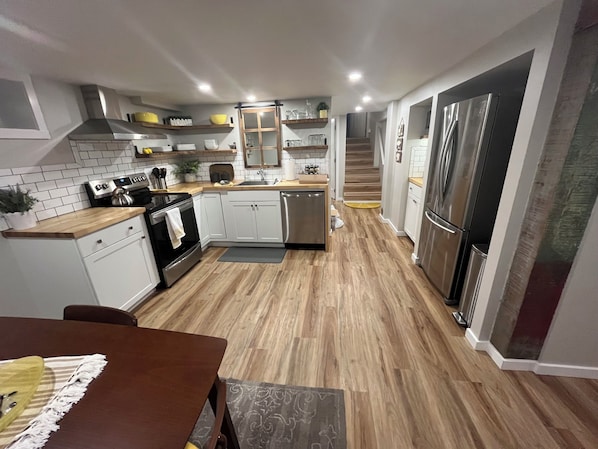 Réfrigérateur, four à micro-ondes, un four, surface de cuisson