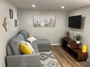 Smart TV, books - One Bedroom Basement Bungalow in downtown Missoula - Walkable to everything! (Missoula)