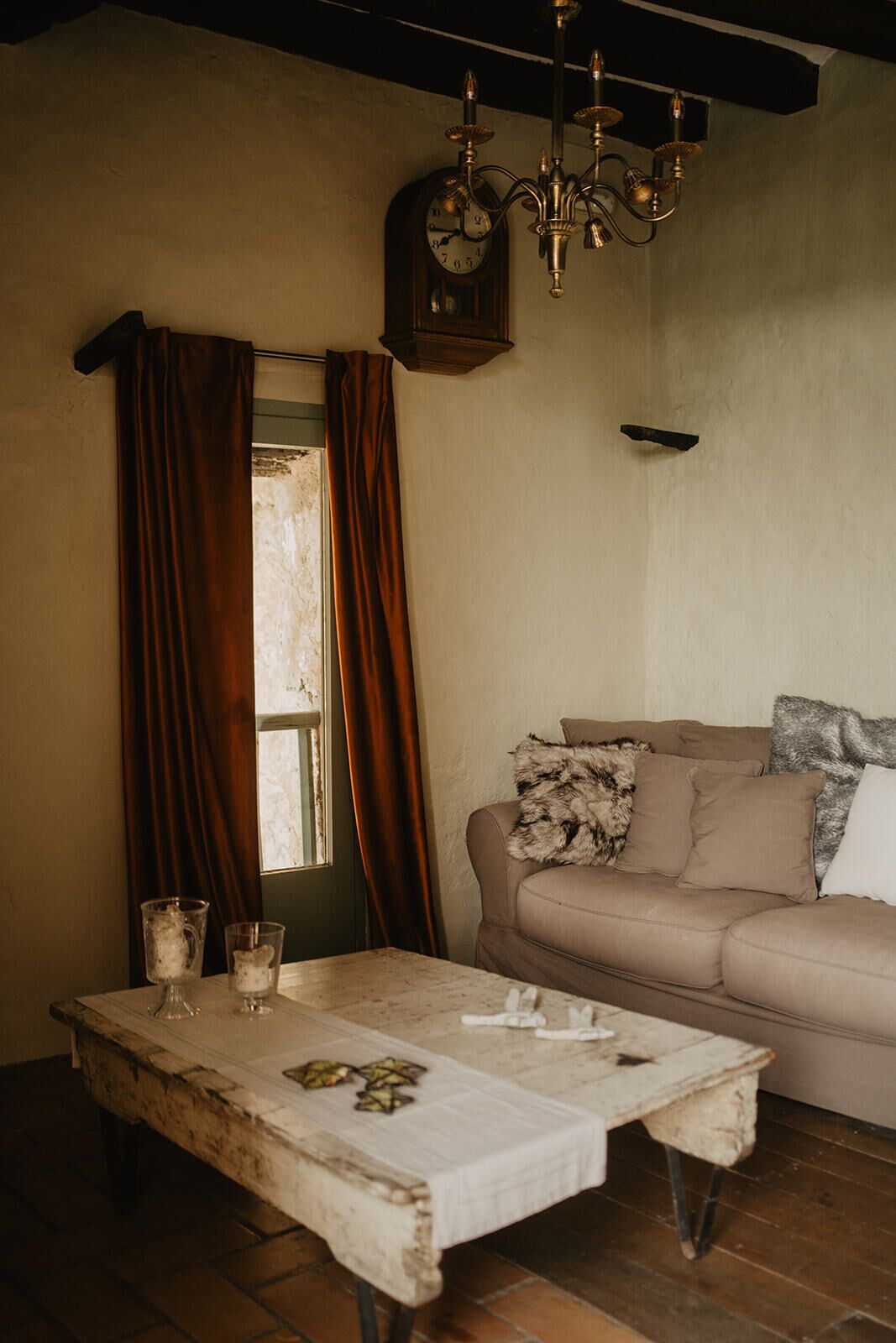 Una chimenea, libros