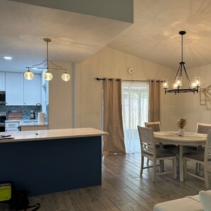 Dining - Cozy 2-bedroom house in pleasant Tampa with WiFi, AC (Tampa)