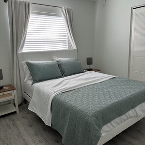 2 bedrooms, iron/ironing board, WiFi, bed sheets - Cozy 2-bedroom house in pleasant Tampa with WiFi, AC (Tampa)