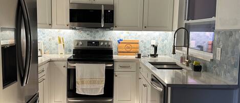 Refrigerador, microondas, horno y parrilla de estufa