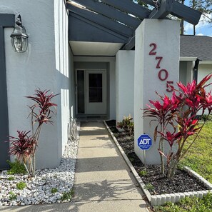 Exterior detail - Cozy 2-bedroom house in pleasant Tampa with WiFi, AC (Tampa)