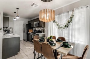 Dining - 4-bedroom-20 minutes from Airport & Riverwalk Space for everyone bring them all! (San Antonio)