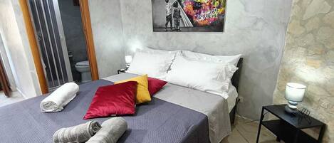 1 sovrum, skrivbord, strykjärn/strykbräda och resesäng