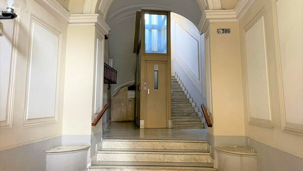 Un magnifique escalier en marbre mène à une porte portant l’inscription « Is. 386 ».