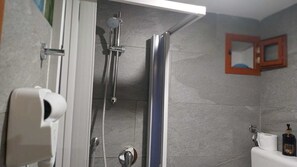Douche, séchoir à cheveux, serviettes fournies, savon