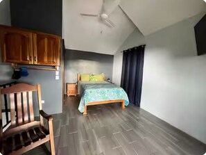 1 chambre, coffres-forts dans les chambres, bureau, lit parapluie