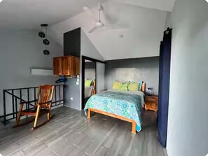 1 habitación, caja de seguridad en la habitación y escritorio 