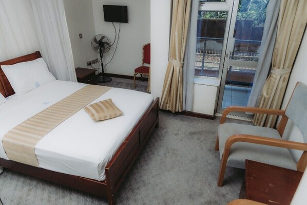 Habitación individual Deluxe | Cortinas blackout, insonorización y tabla de planchar con plancha 