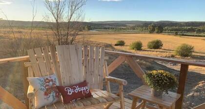 Charming, pet-friendly, 2-bedroom farmhouse in Reed Point with WiFi and AC