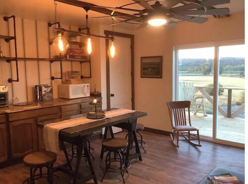 Charming, pet-friendly, 2-bedroom farmhouse in Reed Point with WiFi and AC