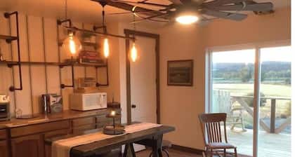Charming, pet-friendly, 2-bedroom farmhouse in Reed Point with WiFi and AC