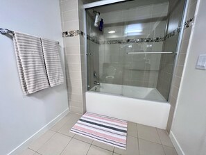 Dusche, Haartrockner, Handtücher, Seife