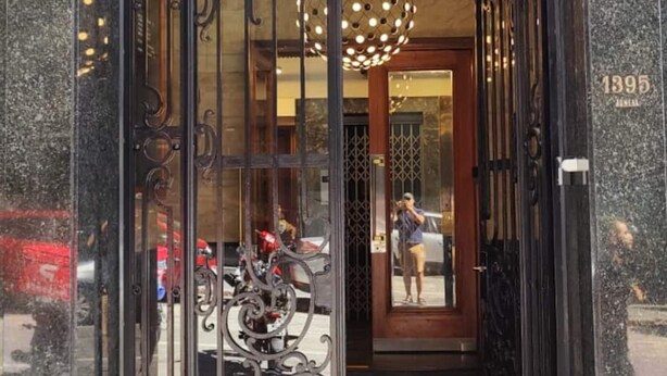 A hotel entrance with a large sign reading "EDIFICIO NELA" and the number "1395" on the wall. - Berni Rentals Ciudad Vieja (Montevideo)