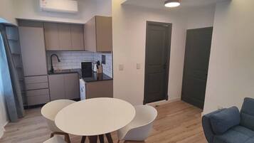 Comfort Studio, City View | Living area